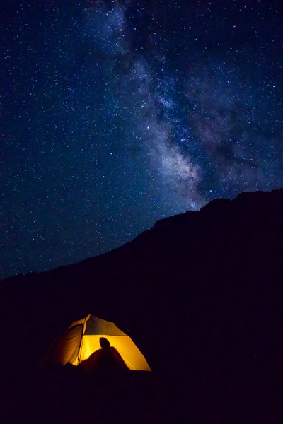 夜间山岭内黄灯营地